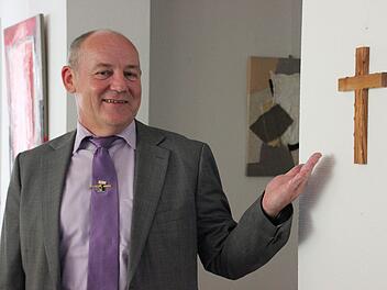 Das Finanzamt hat  zwei Kreuze gekauft. Hier präsentiert Amtschef Günter Wolkersdorfer das Modell, das im  Servicecenter hängt. Foto: Andreas Schmitt