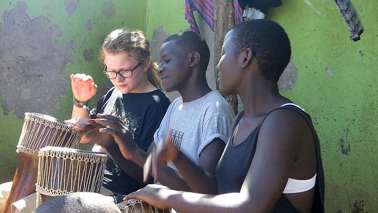 Luke Rüther nahm am Trommelunterricht in der Schule, die auf die Spenden angewiesen ist, teil. Foto: privat