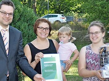 Preis&uuml;bergabe (von links): Bernd Werner, Julia R&ouml;&szlig;ner mit Sophie und Marlena Beck.  Foto: Birgit Schwabe