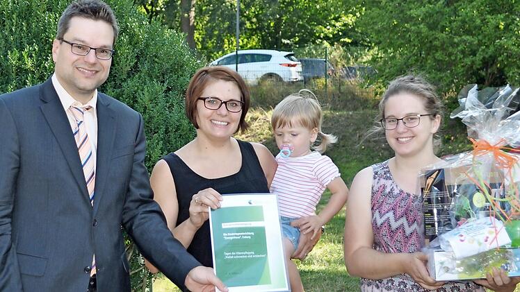 Preis&uuml;bergabe (von links): Bernd Werner, Julia R&ouml;&szlig;ner mit Sophie und Marlena Beck.  Foto: Birgit Schwabe