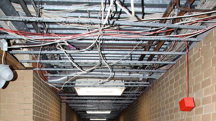 Ein letzter Rundgang durch die alte Dreifachsporthalle: Im Inneren ist der Abriss schon im Gange.Foto: Ulrike Nauer