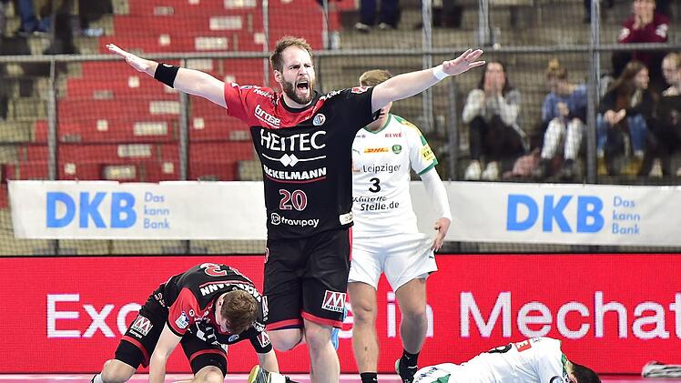 Zwei auf einen Streich? Nico Büdel vom HC Erlangen bejubelt bestimmt etwas Anderes.Sportfoto Zink