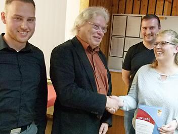 Jasmin Sonntag (rechts) wird von Ronald Friedrich (Zweiter von links) im Beisein von Albert Fuhrmann (links) und Christian Brückner (Dritter von links) ausgezeichnet.  Foto: Lothar Weidner