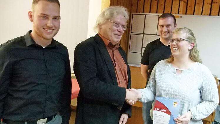 Jasmin Sonntag (rechts) wird von Ronald Friedrich (Zweiter von links) im Beisein von Albert Fuhrmann (links) und Christian Brückner (Dritter von links) ausgezeichnet.  Foto: Lothar Weidner