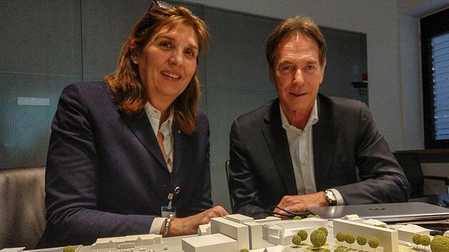 Tina-Maria Vlantoussi-Kaeser und Michael Stoschek mit dem Modell des Areals von Anger und Rosengarten, in dem bereits beide Hotels stehen: Das am Anger w&auml;re vom Bebauungsplan erlaubt, im Rosengarten besteht kein Baurecht. Foto: Simone Bastian