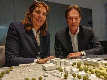 Tina-Maria Vlantoussi-Kaeser und Michael Stoschek mit dem Modell des Areals von Anger und Rosengarten, in dem bereits beide Hotels stehen: Das am Anger wäre vom Bebauungsplan erlaubt, im Rosengarten besteht kein Baurecht. Foto: Simone Bastian