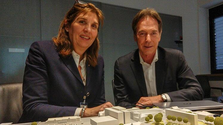 Tina-Maria Vlantoussi-Kaeser und Michael Stoschek mit dem Modell des Areals von Anger und Rosengarten, in dem bereits beide Hotels stehen: Das am Anger wäre vom Bebauungsplan erlaubt, im Rosengarten besteht kein Baurecht. Foto: Simone Bastian