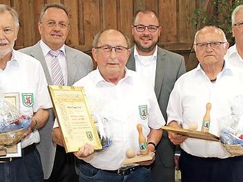 Vorsitzender Walter Schmidt (rechts) konnte die Gründungsmitglieder von 1960 beim Festkommers besonders ehren (von links): neues Ehrenmitglied Rainer Schmidt, Bürgermeister Udo Siegel, Dietmar Kalb, Landrat Sebastian Straubel und Albin Schmidt Fotos: Michael Stelzner