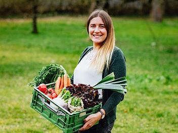 Lisa M&uuml;ller aus Unsleben besch&auml;ftigt als Bayerische Jagdk&ouml;nigin nicht nur die Hege von Wild-Tieren, sondern auch privat die Gem&uuml;seversorgung in der Region. Mit ihrem "Genussk&ouml;rble" will sie die Region mit inklusivem Bio-Gem&uuml;se aus Maria Bildhausen versorgen. Foto: Markus B&uuml;ttner