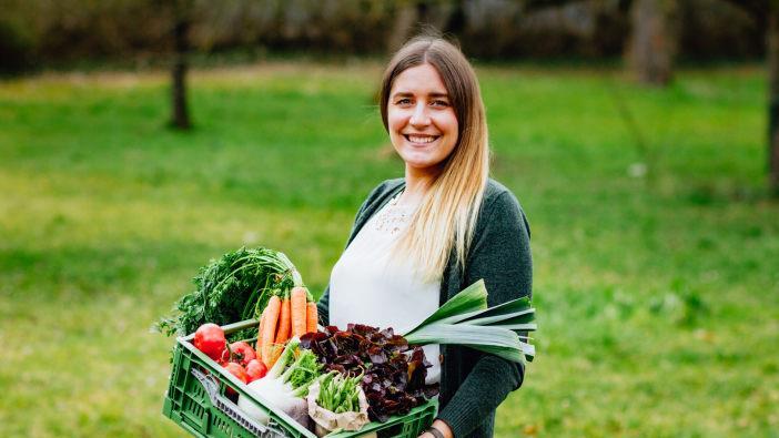 Lisa M&uuml;ller aus Unsleben besch&auml;ftigt als Bayerische Jagdk&ouml;nigin nicht nur die Hege von Wild-Tieren, sondern auch privat die Gem&uuml;seversorgung in der Region. Mit ihrem "Genussk&ouml;rble" will sie die Region mit inklusivem Bio-Gem&uuml;se aus Maria Bildhausen versorgen. Foto: Markus B&uuml;ttner
