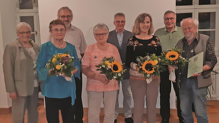 Gruppenvorsitzende Berthilde Zapf (links) nahm die Ehrungen zusammen mit (weiter nach rechts) Vorsitzendem Fred Sadel, Zweitem Bürgermeister Alfred Wirth und Chorleiter Manfred Bauriedel vor. Die Geehrten vorne von links Trina Fial und Renate Müller für 50 Jahre, Angela Wagner für zehn Jahre und Gerd Heusinger für 25 Jahre aktives Singen im Chor.