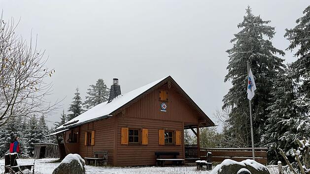 Bergwacht Wei&szlig;enstadt entsetzt: Unbekannter "W&uuml;terich" zerst&ouml;rt wichtiges Erinnerungsst&uuml;ck