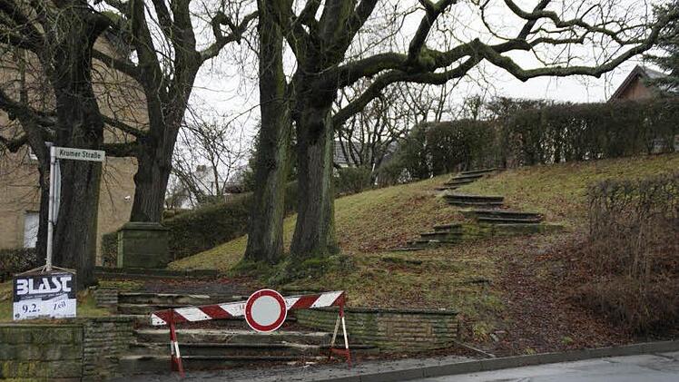 Gesperrt ist derzeit die Treppenanlage hinter der Bushaltestelle in der Haßfurter Straße. Der Aufgang soll saniert werden.Fotos: Sabine Weinbeer