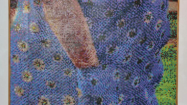 Frau im Kittel. Ein Steckperlenbild von Magdalena Drebber Alle Fotos: Rudolf Görtler