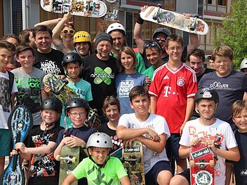 Titus Dittmann mit Konrektor Stefan Wolbert inmitten von neuen und treuen Skate-Fans.