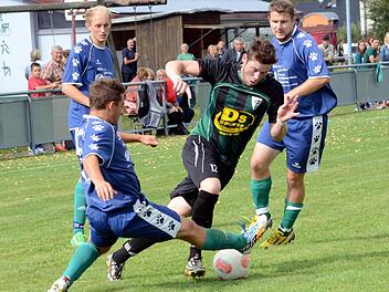 Die DJK Willersdorf (blaue Trikots) feierte in der A-Klasse 3 gegen Pinzberg einen 5:3-Sieg.  Foto: herzopress