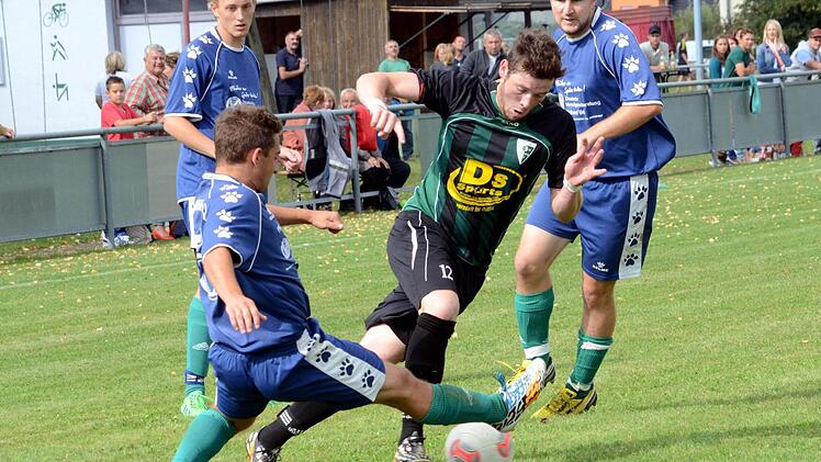 Die DJK Willersdorf (blaue Trikots) feierte in der A-Klasse 3 gegen Pinzberg einen 5:3-Sieg.  Foto: herzopress
