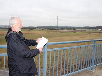 Wer von der Brücke am Bahnhof Kersbach nach Osten blickt, sieht das Areal, auf dem der Pendlerparkplatz entstehen wird: Rainer Thieme von der Bürgerinitiative "Lebenswertes Forchheim" ist zufrieden, dass die Bahn die Wünsche der Kersbacher Bürger berücksichtigt. Foto: Roepert