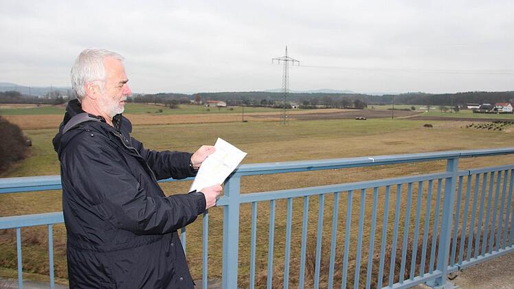 Wer von der Brücke am Bahnhof Kersbach nach Osten blickt, sieht das Areal, auf dem der Pendlerparkplatz entstehen wird: Rainer Thieme von der Bürgerinitiative "Lebenswertes Forchheim" ist zufrieden, dass die Bahn die Wünsche der Kersbacher Bürger berücksichtigt. Foto: Roepert