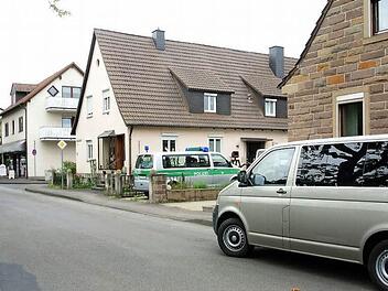 Mit mehreren Fahrzeugen rückten Beamte unter der Leitung der Kriminalpolizei Schweinfurt gestern in Zeil in der Oskar-Winkler-Straße an. Dort wurde ein Anwesen durchsucht. Die Ermittlungen stehen in Zusammenhang mit einer Razzia, bei der im April rund 30 Kilogramm Haschisch an zwei Orten im Kreis Haßberge sichergestellt worden waren. Foto: Brigitte Krause
