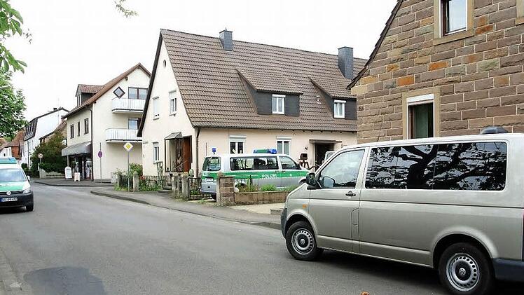 Mit mehreren Fahrzeugen rückten Beamte unter der Leitung der Kriminalpolizei Schweinfurt gestern in Zeil in der Oskar-Winkler-Straße an. Dort wurde ein Anwesen durchsucht. Die Ermittlungen stehen in Zusammenhang mit einer Razzia, bei der im April rund 30 Kilogramm Haschisch an zwei Orten im Kreis Haßberge sichergestellt worden waren. Foto: Brigitte Krause