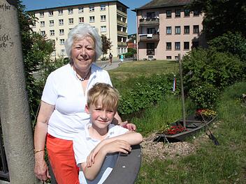 Von Ancenis ganz begeistert: Ursula Karg war mit 80 Jahren die älteste Teilnehmerin an der Fahrt in die französische Partnerstadt Ancenis. Der sechsjährige Luca Ziegler war der jüngste. Auch ohne Sprachkenntnisse verstand er sich prächtig mit den anderen Kindern. Foto: Ulrike Müller