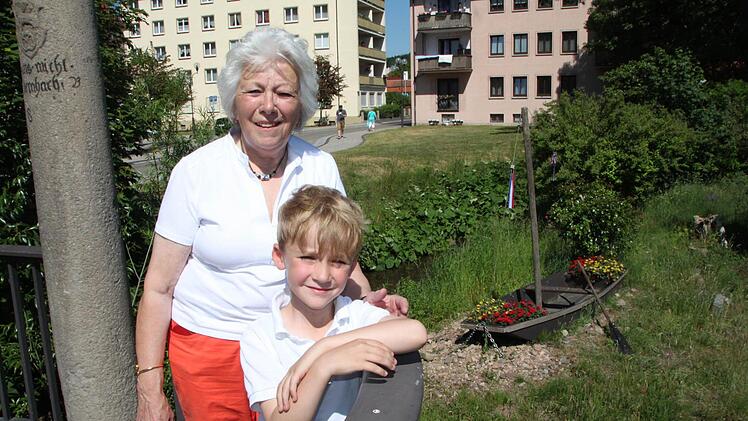 Von Ancenis ganz begeistert: Ursula Karg war mit 80 Jahren die älteste Teilnehmerin an der Fahrt in die französische Partnerstadt Ancenis. Der sechsjährige Luca Ziegler war der jüngste. Auch ohne Sprachkenntnisse verstand er sich prächtig mit den anderen Kindern. Foto: Ulrike Müller