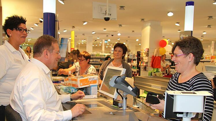 Nach der Einarbeitungszeit fand der OB sogar noch nette Worte für die Kunden. Aber nur kurz, denn er wollte möglichst viel umsetzen...