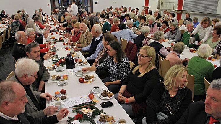Gut besucht war die Seniorenweihnachtsfeier in der "Frauengrundhalle" in Ebern. Die Senioren lauschten den Beiträgen ebenso wie Bürgermeister Jürgen Hennemann, Stadträtin Irene Jungnickel, Stadträtin und Seniorenbeauftragte Isabell Kuhn (von rechts) und Pater Rudolf Theiler, Stadtrat Manfred Fausten und Pfarrer Bernd Grosser (gegenüber von links). Foto: Helmut Will