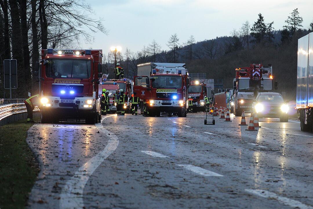 Baum stürzt bei heftigem Sturm auf Autobahn