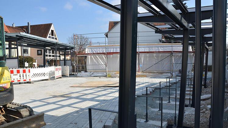 An der Schütt entsteht ein  Gastroplatz: Links die Bushaltestelle, rechts die Fahrradüberdachungen, im Hintergrund das noch verhüllte Imbiss-Haus. Bernhard Panzer