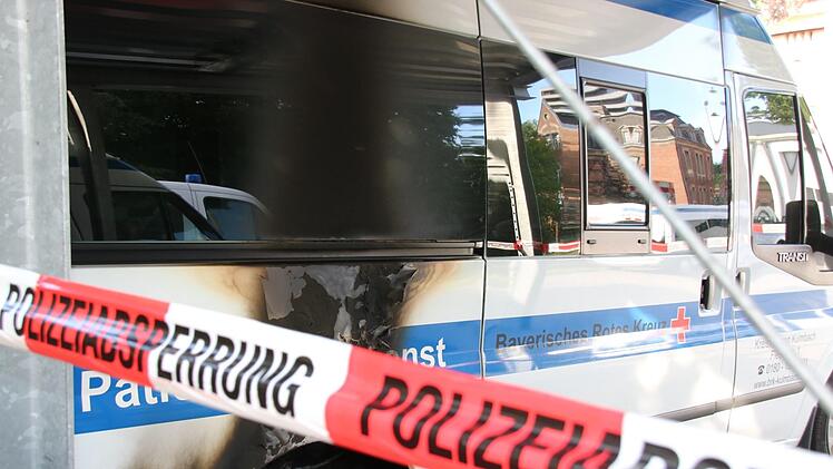 Die Schäden am Fahrzeug des Patientenfahrdienstes sind irreparabel.Foto: Katrin Geyer