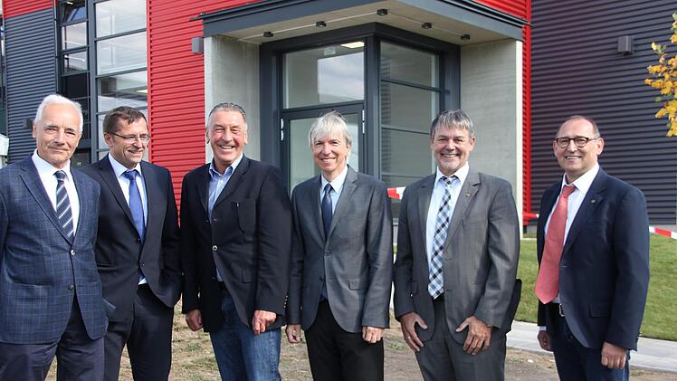 Über die neue  Produktionshalle freuten sich bei der Einweihungsfeier am Samstag (v.l.):  Rainer Kober, Thomas Martin, Rolf Petz,  Thomas Engel,  Gerhard Wunder und  Stephan Neubauer.  Foto: Veronika Schadeck