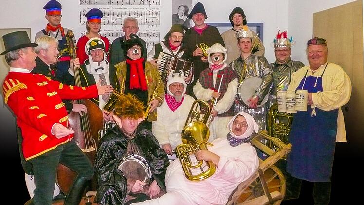 Lustig geht's zu bei den Proben. Die Hornochsen als Ochsenschenkler Bauernkapelle, verkleidet nach Figuren der Augsburger Puppenkiste.  Fotos: privat