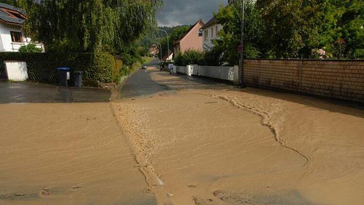 Das Wasser aus dem Mesnergraben überschwemmt die Dorfhauser Straße. Foto: privat