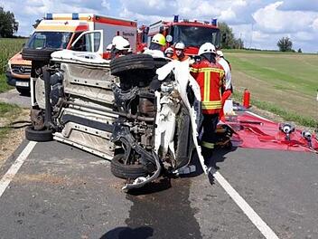 Der Ford Ka landete auf der Fahrerseite. Die Feuerwehrkr&auml;fte &ouml;ffneten das Dach des  Autos mit schwerem hydraulischem  Rettungsger&auml;t. Foto: Freiwillige Feuerwehr Pegnitz