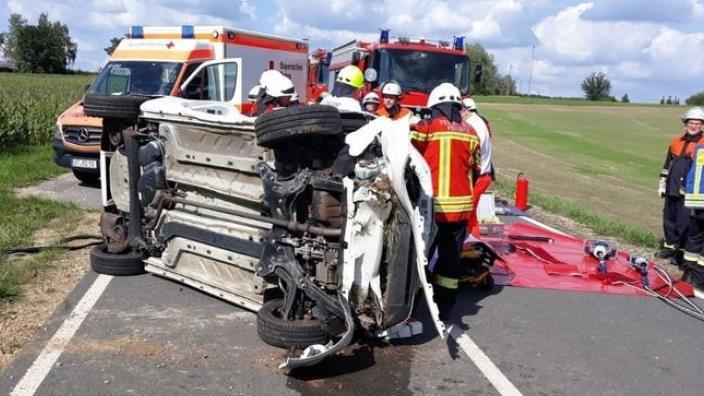 Der Ford Ka landete auf der Fahrerseite. Die Feuerwehrkr&auml;fte &ouml;ffneten das Dach des  Autos mit schwerem hydraulischem  Rettungsger&auml;t. Foto: Freiwillige Feuerwehr Pegnitz