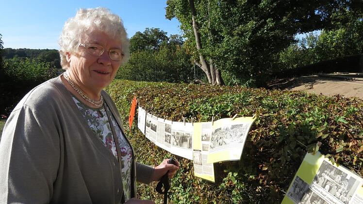 Berichte und Artikel aus 25 Jahren Kindergartengeschichte interessierten auch Lydia Amann aus Döringstadt. Foto: Monika Schütz
