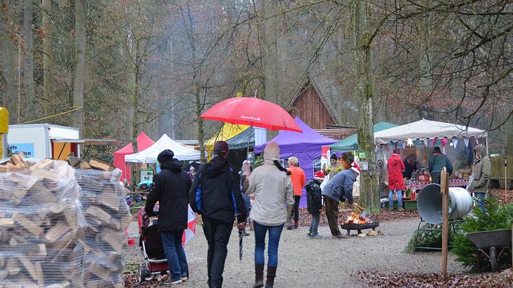 Es war fast ein kleiner bunter Weihnachtsmarkt, mit mehr als nur Glühwein und Bratwurst, der da im Wildpark Klaushof abgehalten wurde. Foto: Peter Rauch
