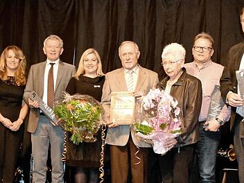 Viel Ehre für den dritten Band der Ortschronik: (v.l.) Zweiter Bürgermeister Hans-Peter Prämaßing, Bürgermeisterin Maria Beck, Landrat Johann Kalb, Staatsministerin Melanie Huml, Willi und Inge Tröster, Mark Klinnert (Einbandlayout) und Dr. Joachim Andraschke.  Foto: Frank Scholz