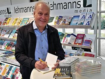 Bestseller-Autor und Theologe Rainer Haak beim Signieren seines neuen Buches "Café Zeitlos".  Foto:  Sigismund von Dobschütz