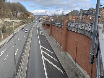 Auf der Frankenbrücke in Coburg sind zwei Fahrzeuge kollidiert. Wegen Trümmerteilen musste die Bahnstrecke gesperrt werden.
