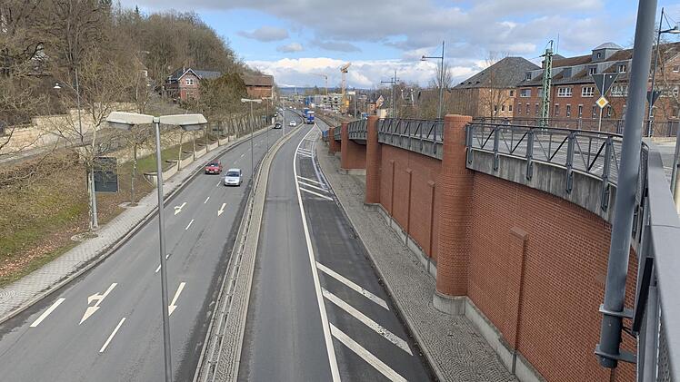 Auf der Frankenbrücke in Coburg sind zwei Fahrzeuge kollidiert. Wegen Trümmerteilen musste die Bahnstrecke gesperrt werden.