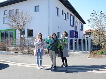 Julia Hatter, Nadja Fischer und Veronika Janitor (von links) suchen verzweifelt Krippenplätze für ihre Kleinen. In der Paul-Gerhardt-Kita hat es nicht geklappt.