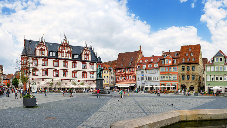 Marktplatz in Coburg mit historischen Fassaden