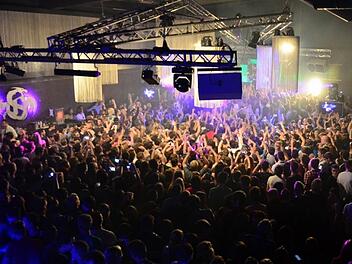 Disco-Betreiber müssen Vorkehrungen treffen, damit Katastrophen wie in Brasilien ausbleiben. Das Foto zeigt das feiernde Volk in der Höchstadter Diskothek Puls.  Foto: Puls