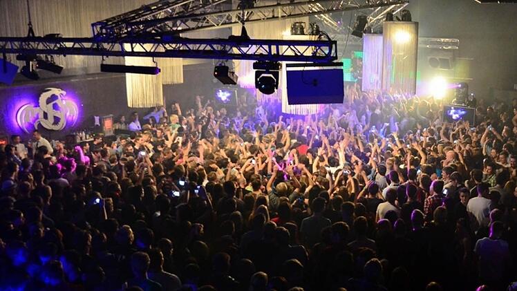 Disco-Betreiber müssen Vorkehrungen treffen, damit Katastrophen wie in Brasilien ausbleiben. Das Foto zeigt das feiernde Volk in der Höchstadter Diskothek Puls.  Foto: Puls
