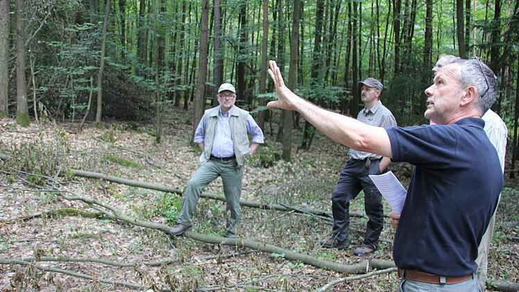 Revierförster Wolfgang Gnannt (rechts) wartete mit vielen Details auf.