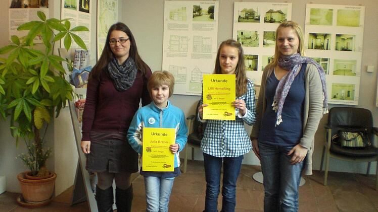 Die Lesekönigin der Siegmund-Loewe-Realschule, Julia Brehm (zweite von links), entschied den Vorlesewettbewerb für sich. Zweite wurde Lilli Hempfling. Links im Bild Deutschlehrerin Jeannette Hofmann (RS II), Deutschlehrerin Sarah Müller (RS I).