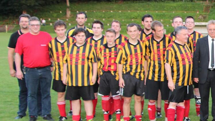 Im Benefizspiel zwischen der Bayern-Fan-Club-Vereinigung Oberfranken und der Freiwilligen Feuerwehr Kronach gab es mit einem 2:5 einen letztlich überraschenden Sieger: die Feuerwehr. Die beiden Vorsitzenden Frank Müller und Stefan Lutz konnten am Ende 1500 Euro an Lebenshilfe-Geschäftsführer Wolfgang Palm und Thomas Rauh übergeben.